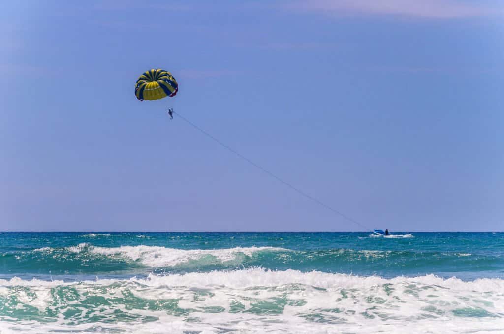 In parachutes on the sea (motañitas - ecuador)